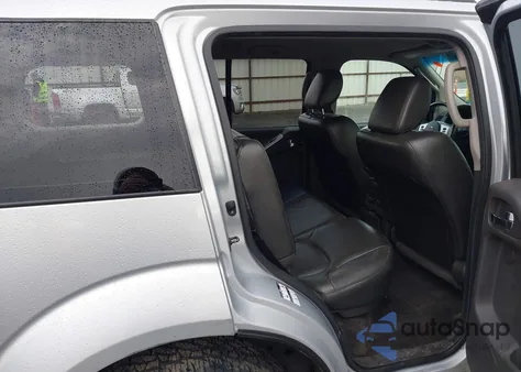 2011 Nissan Pathfinder Silver z USA, uszkodzony, nr VIN 5N1AR1NB5BC609236